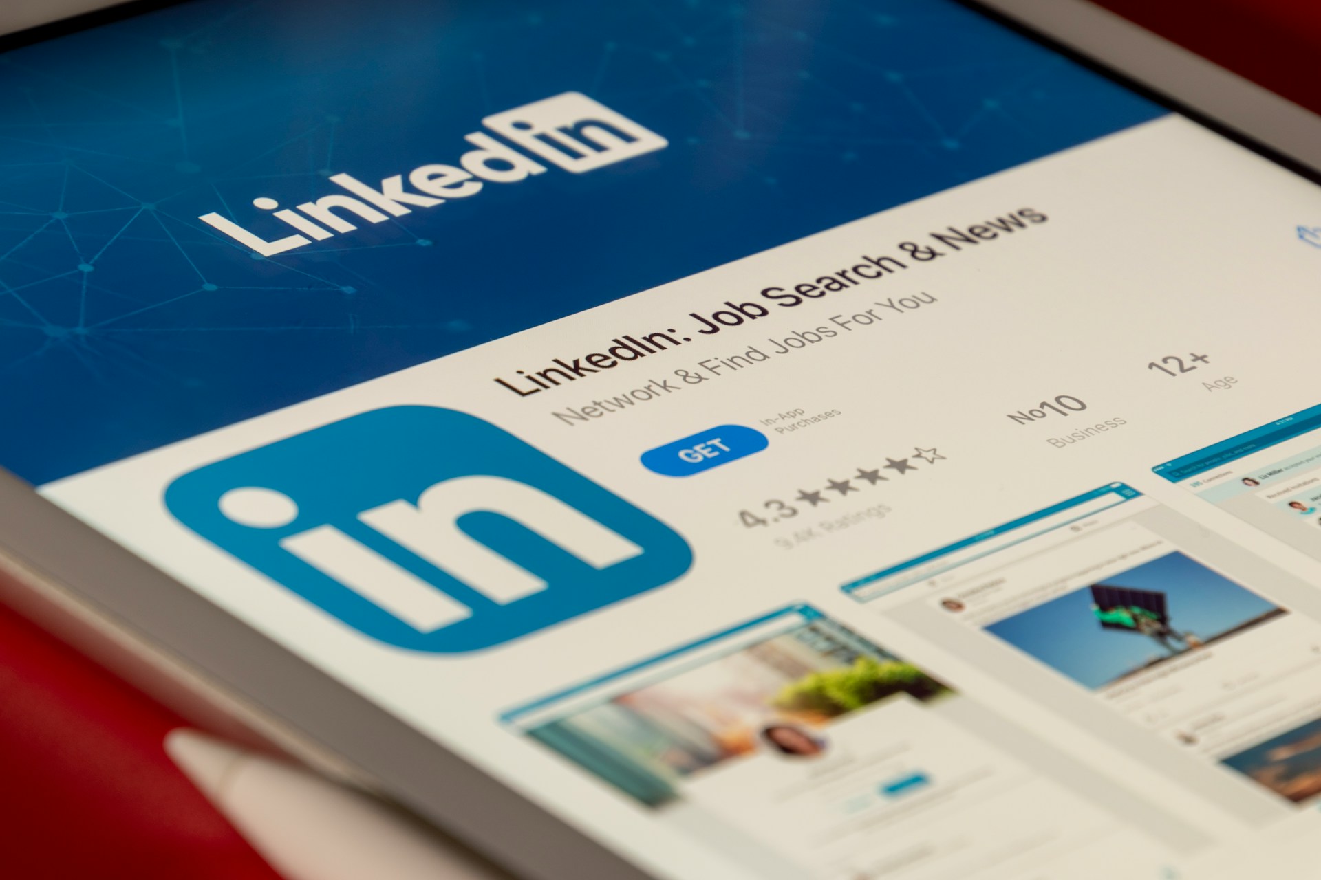 LinkedIn vs Resume: What Recruiters Really Look At